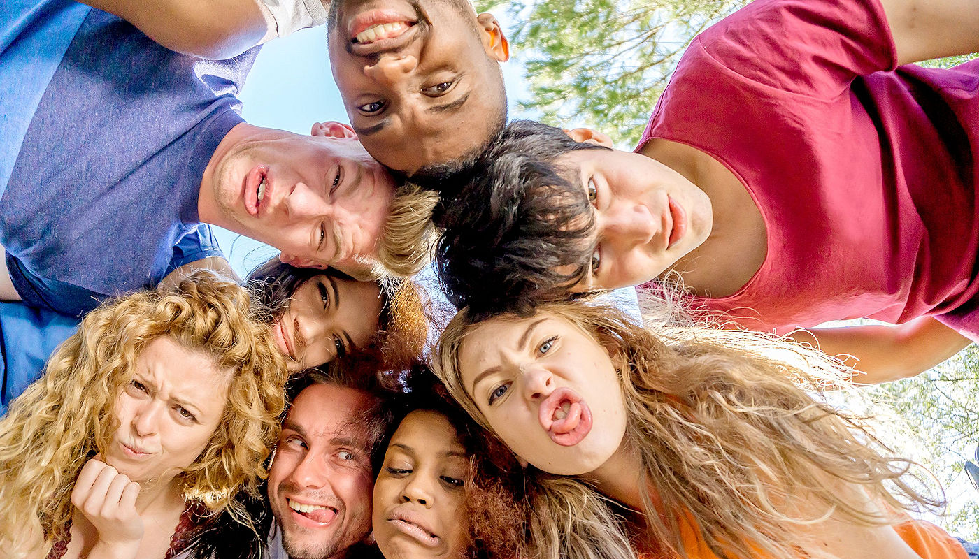 Does the ‘Selfie’ Put Your Teen at Risk for Lice? - Schooltime Products